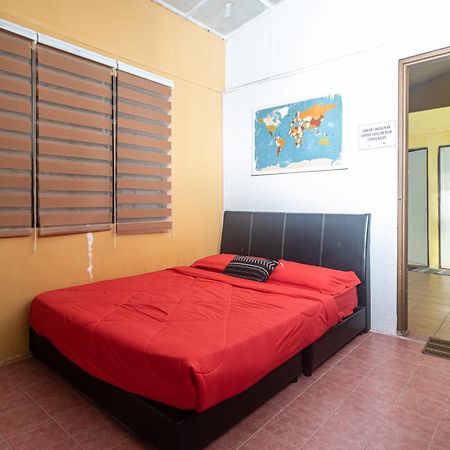 Aiza Homestay Opposite Abang Strawberry Taman Sedia Tanah Rata Exterior photo