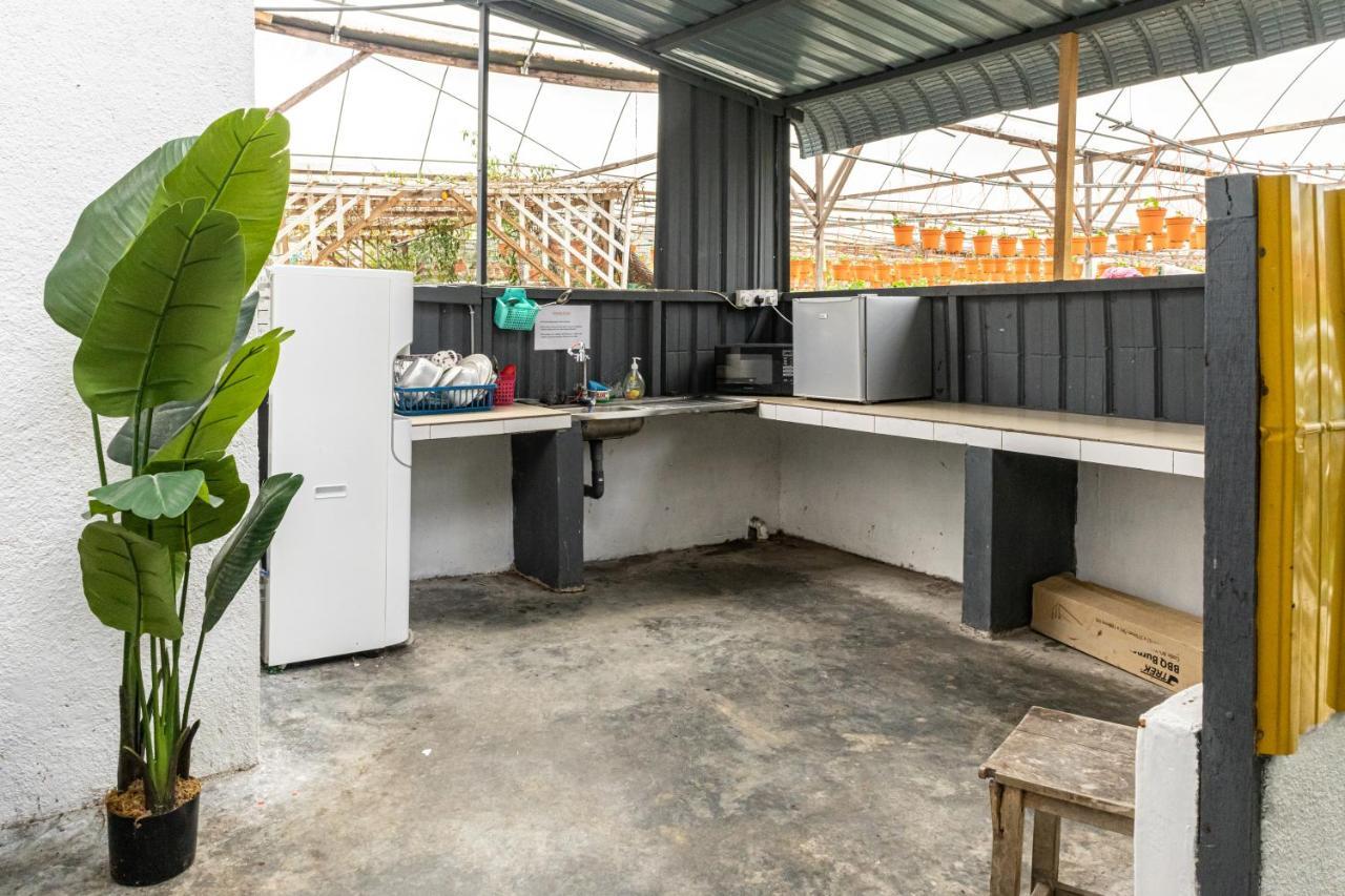 Aiza Homestay Opposite Abang Strawberry Taman Sedia Tanah Rata Exterior photo