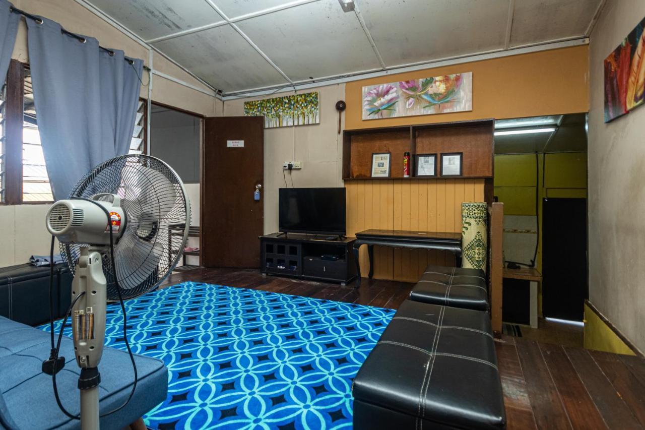 Aiza Homestay Opposite Abang Strawberry Taman Sedia Tanah Rata Exterior photo