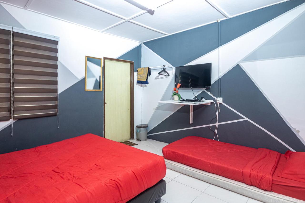 Aiza Homestay Opposite Abang Strawberry Taman Sedia Tanah Rata Exterior photo
