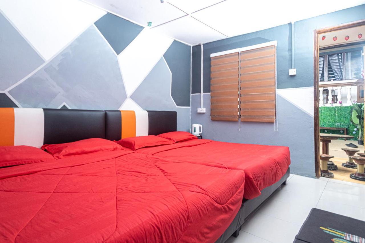 Aiza Homestay Opposite Abang Strawberry Taman Sedia Tanah Rata Exterior photo