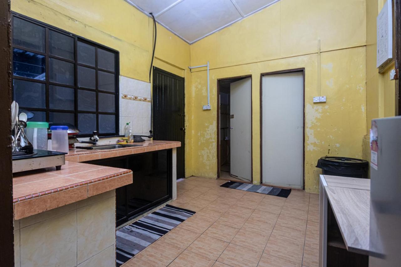 Aiza Homestay Opposite Abang Strawberry Taman Sedia Tanah Rata Exterior photo