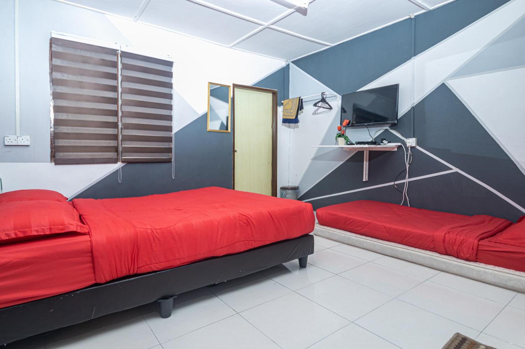 Aiza Homestay Opposite Abang Strawberry Taman Sedia Tanah Rata Exterior photo